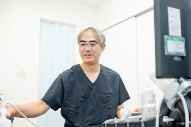 検査を行う院長