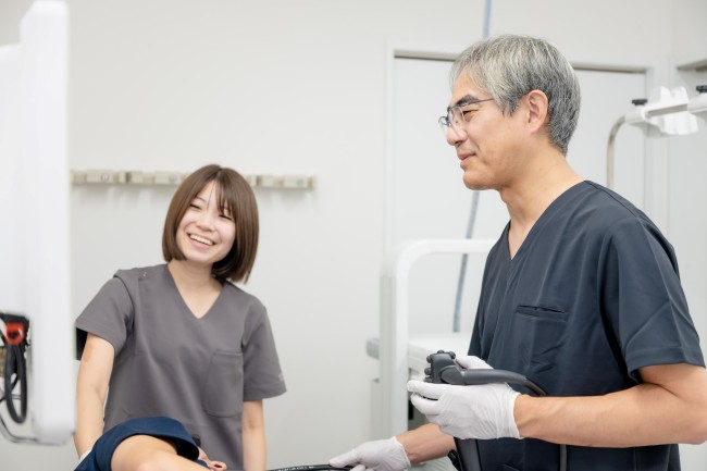 内視鏡検査を行う院長とスタッフ