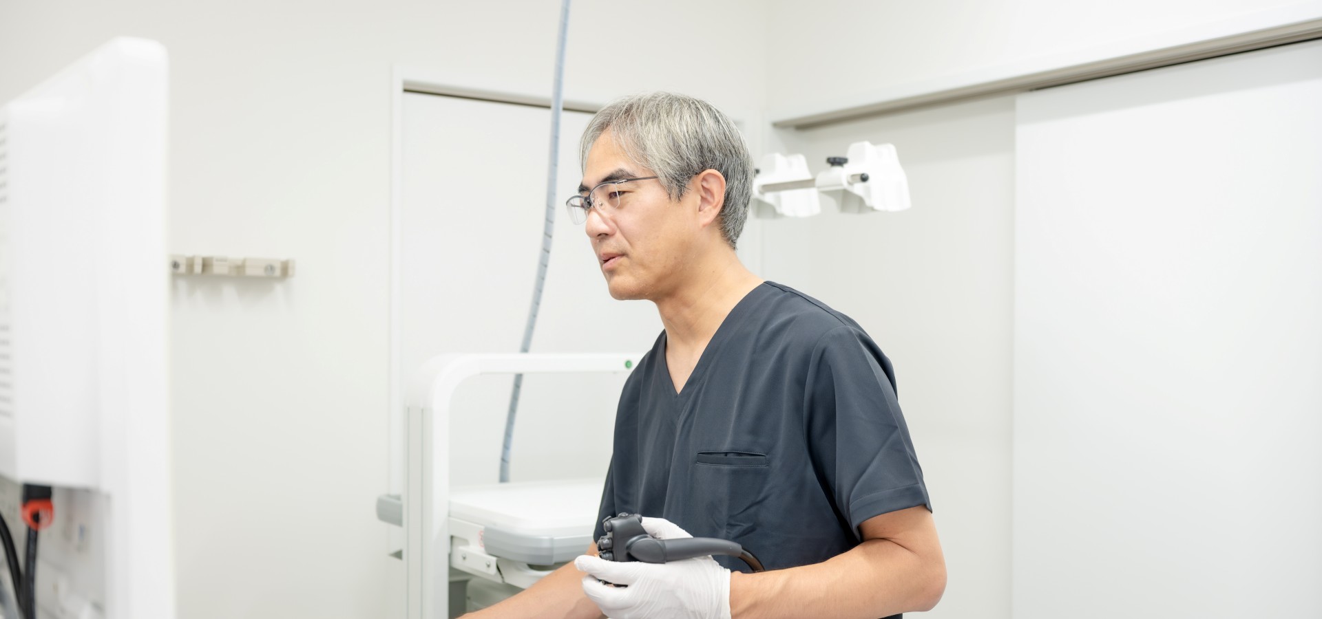 内視鏡検査を行う院長